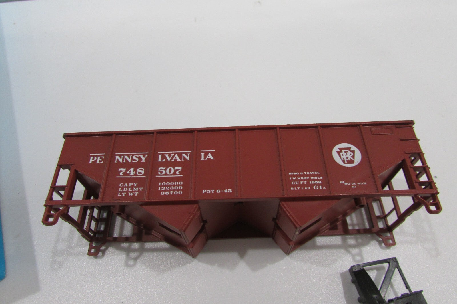 HO Scale Athearn 1335 Pennsylvania 34' 2-Bay Flat End Hopper