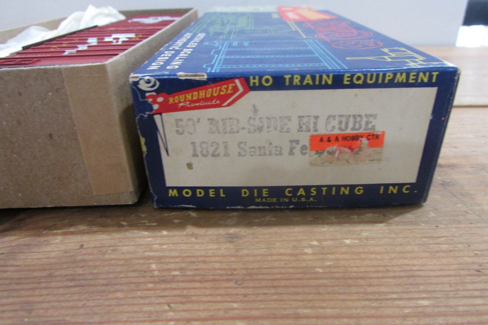 HO Scale RoundHouse 1821 50' Rib Side Hi Cube Santa Fe RH4741