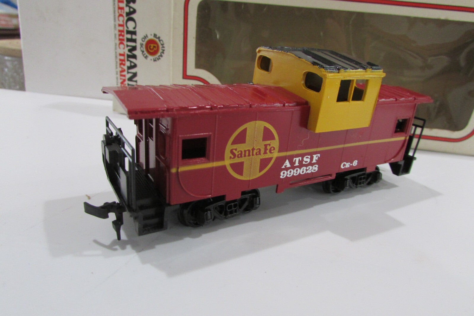 HO Scale Bachmann 43-1007-02 Wide Vision Caboose Santa Fe